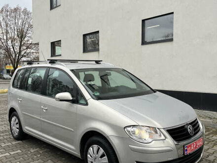 Серый Фольксваген Туран, объемом двигателя 1.6 л и пробегом 211 тыс. км за 7500 $, фото 1 на Automoto.ua