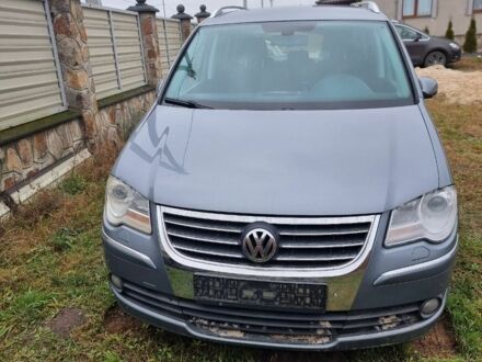 Серый Фольксваген Туран, объемом двигателя 2 л и пробегом 340 тыс. км за 3500 $, фото 1 на Automoto.ua