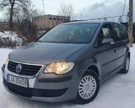 Серый Фольксваген Туран, объемом двигателя 1.9 л и пробегом 333 тыс. км за 3000 $, фото 1 на Automoto.ua