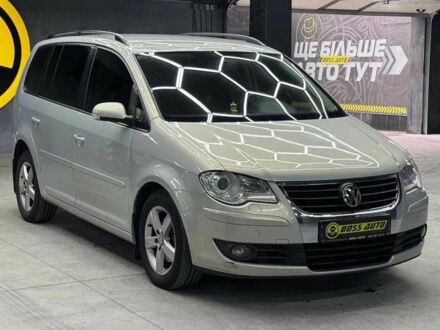 Серый Фольксваген Туран, объемом двигателя 2 л и пробегом 326 тыс. км за 7800 $, фото 1 на Automoto.ua