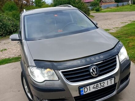 Серый Фольксваген Туран, объемом двигателя 1.4 л и пробегом 300 тыс. км за 8500 $, фото 1 на Automoto.ua