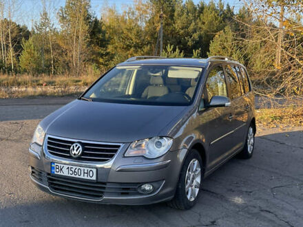 Фольксваген Туран 2008 в Сарнах на Automoto.ua Серый Фольксваген Туран, объемом двигателя 1.39 л и пробегом 196 тыс. км за 7700 $, фото 1 на Automoto.ua
