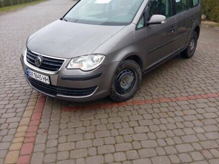 Серый Фольксваген Туран, объемом двигателя 2 л и пробегом 275 тыс. км за 5800 $, фото 1 на Automoto.ua