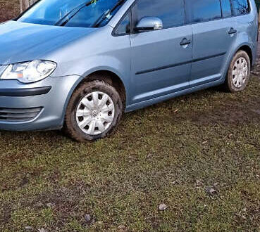 Серый Фольксваген Туран, объемом двигателя 1.6 л и пробегом 251 тыс. км за 6500 $, фото 1 на Automoto.ua