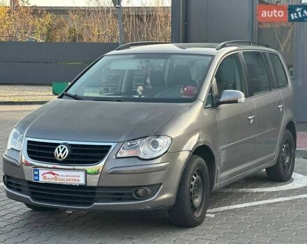 Серый Фольксваген Туран, объемом двигателя 2 л и пробегом 214 тыс. км за 5999 $, фото 1 на Automoto.ua