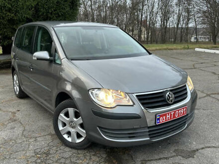 Серый Фольксваген Туран, объемом двигателя 1.6 л и пробегом 225 тыс. км за 8199 $, фото 1 на Automoto.ua