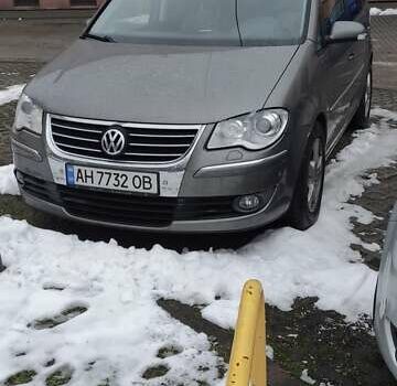 Серый Фольксваген Туран, объемом двигателя 2 л и пробегом 198 тыс. км за 7600 $, фото 1 на Automoto.ua