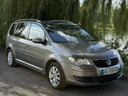 Сірий Фольксваген Туран, об'ємом двигуна 1.39 л та пробігом 250 тис. км за 7000 $, фото 1 на Automoto.ua