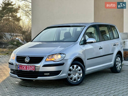 Серый Фольксваген Туран, объемом двигателя 1.6 л и пробегом 190 тыс. км за 7200 $, фото 1 на Automoto.ua