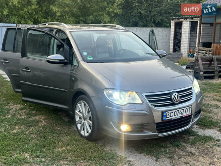 Серый Фольксваген Туран, объемом двигателя 1.97 л и пробегом 296 тыс. км за 10500 $, фото 1 на Automoto.ua