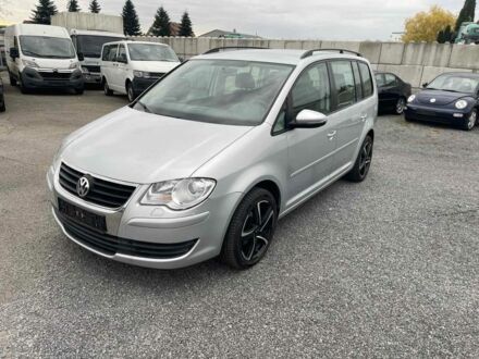 Серый Фольксваген Туран, объемом двигателя 2 л и пробегом 216 тыс. км за 10000 $, фото 1 на Automoto.ua