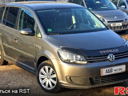 Серый Фольксваген Туран, объемом двигателя 2 л и пробегом 221 тыс. км за 9500 $, фото 1 на Automoto.ua