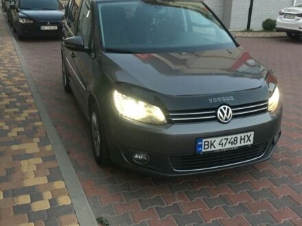 Фольксваген Туран 2013 в Ровно на Automoto.ua Серый Фольксваген Туран, объемом двигателя 1.6 л и пробегом 300 тыс. км за 11500 $, фото 1 на Automoto.ua
