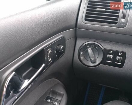 Синій Фольксваген Туран, об'ємом двигуна 1.6 л та пробігом 263 тис. км за 5200 $, фото 17 на Automoto.ua