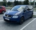 Синий Фольксваген Туран, объемом двигателя 1.6 л и пробегом 263 тыс. км за 6000 $, фото 1 на Automoto.ua