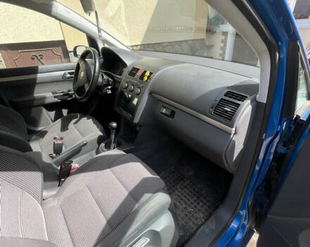 Синий Фольксваген Туран, объемом двигателя 1.6 л и пробегом 274 тыс. км за 5700 $, фото 18 на Automoto.ua