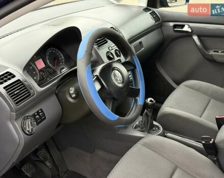 Синий Фольксваген Туран, объемом двигателя 1.6 л и пробегом 246 тыс. км за 5800 $, фото 7 на Automoto.ua