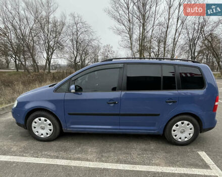 Синий Фольксваген Туран, объемом двигателя 1.9 л и пробегом 253 тыс. км за 5500 $, фото 1 на Automoto.ua