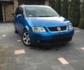 Синій Фольксваген Туран, об'ємом двигуна 2 л та пробігом 320 тис. км за 2551 $, фото 1 на Automoto.ua