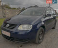 Синий Фольксваген Туран, объемом двигателя 1.6 л и пробегом 200 тыс. км за 5500 $, фото 1 на Automoto.ua