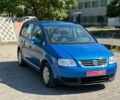 Синій Фольксваген Туран, об'ємом двигуна 1.6 л та пробігом 211 тис. км за 5000 $, фото 1 на Automoto.ua