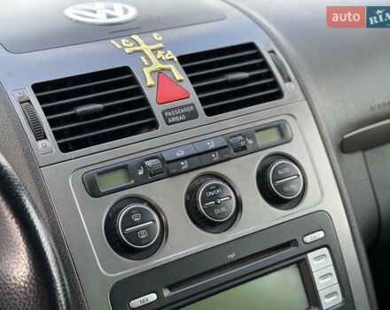 Синий Фольксваген Туран, объемом двигателя 1.6 л и пробегом 268 тыс. км за 6399 $, фото 22 на Automoto.ua