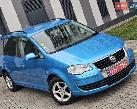 Синий Фольксваген Туран, объемом двигателя 1.6 л и пробегом 237 тыс. км за 6500 $, фото 2 на Automoto.ua