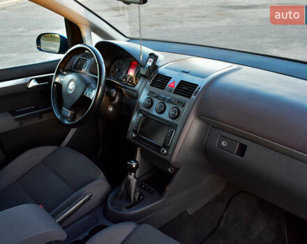 Синій Фольксваген Туран, об'ємом двигуна 2 л та пробігом 255 тис. км за 8400 $, фото 22 на Automoto.ua