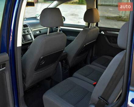 Синій Фольксваген Туран, об'ємом двигуна 2 л та пробігом 255 тис. км за 8400 $, фото 27 на Automoto.ua