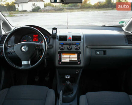 Синій Фольксваген Туран, об'ємом двигуна 2 л та пробігом 255 тис. км за 8400 $, фото 33 на Automoto.ua