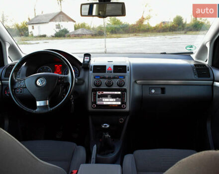Синій Фольксваген Туран, об'ємом двигуна 2 л та пробігом 255 тис. км за 8400 $, фото 32 на Automoto.ua