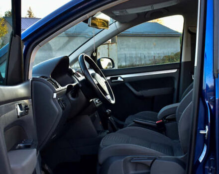 Синій Фольксваген Туран, об'ємом двигуна 2 л та пробігом 255 тис. км за 8400 $, фото 19 на Automoto.ua