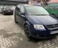 Синий Фольксваген Туран, объемом двигателя 2 л и пробегом 380 тыс. км за 1800 $, фото 1 на Automoto.ua