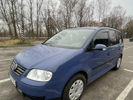 Синий Фольксваген Туран, объемом двигателя 1.9 л и пробегом 253 тыс. км за 5500 $, фото 1 на Automoto.ua