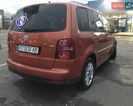 Помаранчевий Фольксваген Туран, об'ємом двигуна 2 л та пробігом 270 тис. км за 8400 $, фото 4 на Automoto.ua