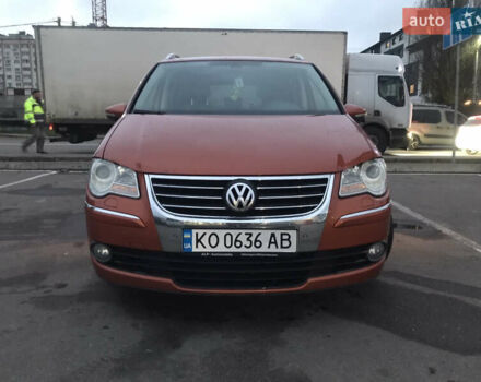 Помаранчевий Фольксваген Туран, об'ємом двигуна 2 л та пробігом 270 тис. км за 8400 $, фото 2 на Automoto.ua