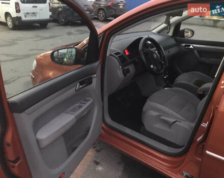 Помаранчевий Фольксваген Туран, об'ємом двигуна 2 л та пробігом 270 тис. км за 8400 $, фото 11 на Automoto.ua