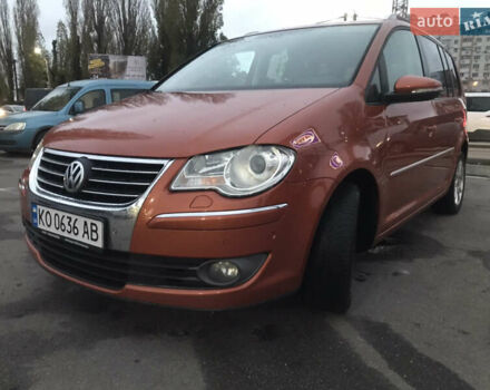 Помаранчевий Фольксваген Туран, об'ємом двигуна 2 л та пробігом 270 тис. км за 8400 $, фото 7 на Automoto.ua