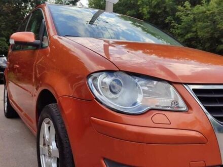Фольксваген Туран 2008 в Житомире на Automoto.ua Оранжевый Фольксваген Туран, объемом двигателя 1.6 л и пробегом 216 тыс. км за 7450 $, фото 1 на Automoto.ua