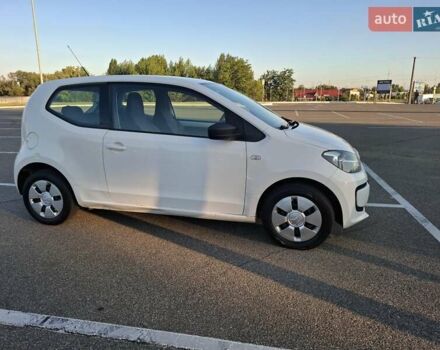Белый Фольксваген Ап, объемом двигателя 1 л и пробегом 300 тыс. км за 4550 $, фото 1 на Automoto.ua