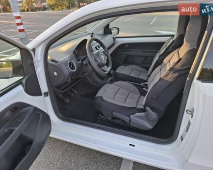 Белый Фольксваген Ап, объемом двигателя 1 л и пробегом 300 тыс. км за 4550 $, фото 5 на Automoto.ua