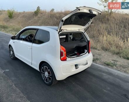 Белый Фольксваген Ап, объемом двигателя 1 л и пробегом 130 тыс. км за 7200 $, фото 2 на Automoto.ua