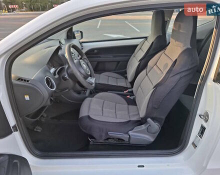 Белый Фольксваген Ап, объемом двигателя 1 л и пробегом 300 тыс. км за 4550 $, фото 3 на Automoto.ua