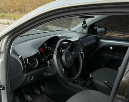 Сірий Фольксваген Ап, об'ємом двигуна 1 л та пробігом 76 тис. км за 6700 $, фото 7 на Automoto.ua