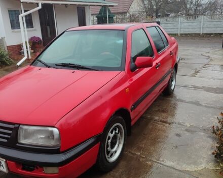 Красный Фольксваген Венто, объемом двигателя 1.8 л и пробегом 485 тыс. км за 2600 $, фото 1 на Automoto.ua