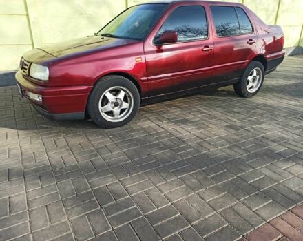 Красный Фольксваген Венто, объемом двигателя 1.8 л и пробегом 379 тыс. км за 22859 $, фото 1 на Automoto.ua