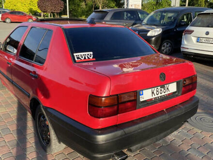 Фольксваген Венто 1993 у Львові на Automoto.ua Червоний Фольксваген Венто, об'ємом двигуна 1.8 л та пробігом 242 тис. км за 2500 $, фото 1 на Automoto.ua