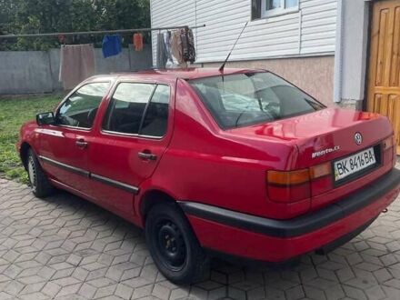 Фольксваген Венто 1993 в Ровно на Automoto.ua Красный Фольксваген Венто, объемом двигателя 1.8 л и пробегом 300 тыс. км за 1600 $, фото 1 на Automoto.ua
