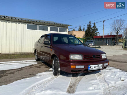 Фольксваген Венто 1994 в Кропивницком (Кировограде) на Automoto.ua Красный Фольксваген Венто, объемом двигателя 1.78 л и пробегом 66 тыс. км за 2100 $, фото 1 на Automoto.ua