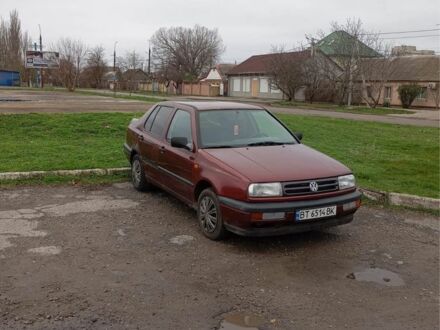 Красный Фольксваген Венто, объемом двигателя 2 л и пробегом 200 тыс. км за 1700 $, фото 1 на Automoto.ua